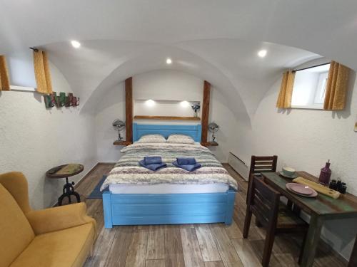 um quarto com uma cama, uma mesa e uma cadeira em Apartments Skok em Bled