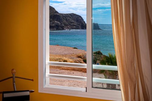 a window with a view of the ocean at CASA LA ISLETA PLAYA in La Isleta del Moro