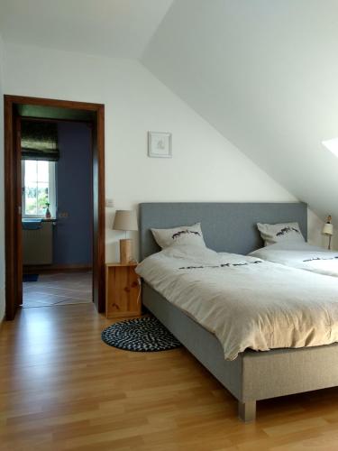 una camera con un letto e una camera con una finestra di Les2sources Bike-B&B a Rochefort