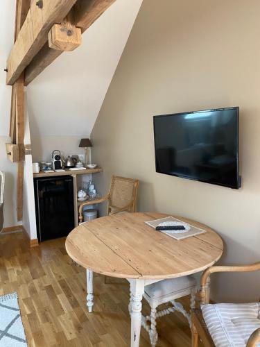 TV a/nebo společenská místnost v ubytování Chambres d hôtes La Suite du 12