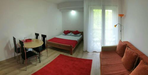 una sala de estar con un sofá y una mesa en Apartman 4 - Studio Janja, en Soko Banja