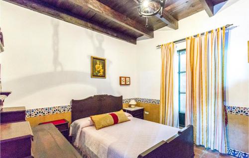 En eller flere senge i et værelse på Lovely Home In Los Palacios With Private Swimming Pool, Can Be Inside Or Outside