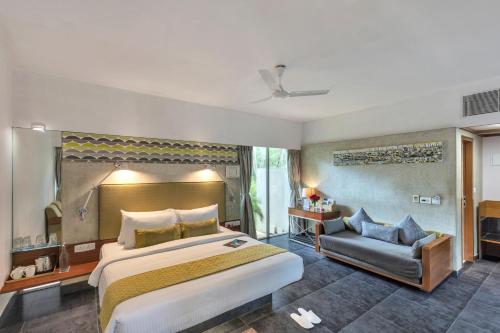 Кровать или кровати в номере Club Mahindra Puducherry