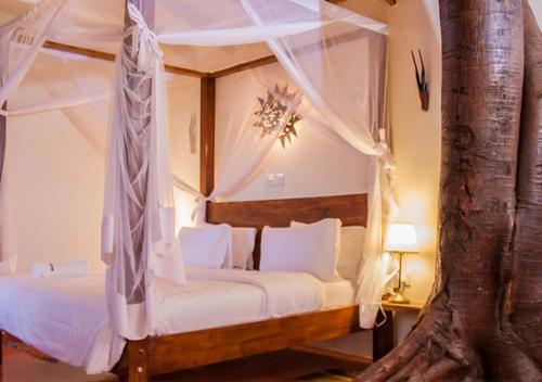Voodi või voodid majutusasutuse Kampala Forest Resort - KFR Lodge toas