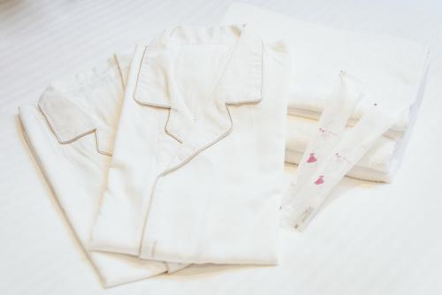 um par de calças brancas sentadas numa mesa em ikoi HOTEL em Quioto