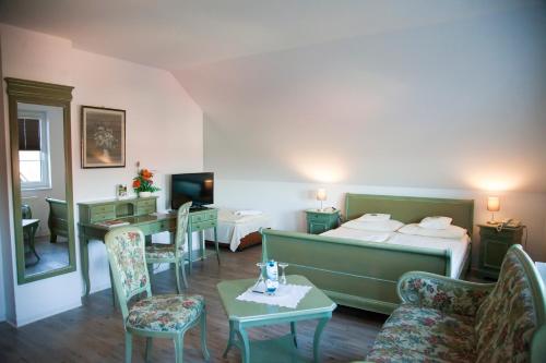 措森的住宿－魯內弗萊爾酒店，酒店客房带一张床、一张桌子和椅子