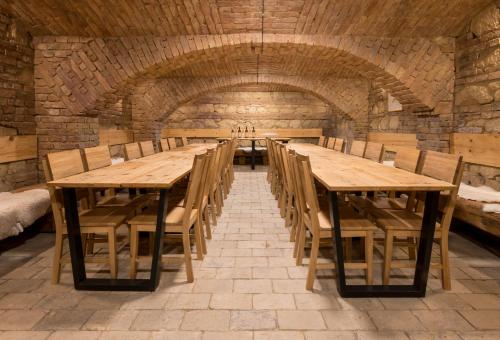 una grande sala da pranzo con tavoli e sedie in legno di Sylván a Lednice