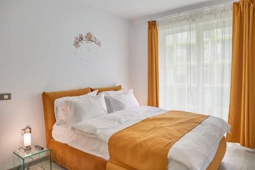 Un pat sau paturi într-o cameră la Opal Luxury Apartment 109 Spa n Pool Beach resort