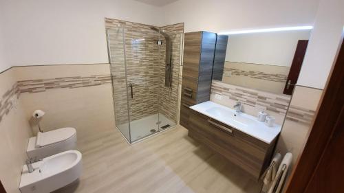 La salle de bains est pourvue d'une douche, d'un lavabo et de toilettes. dans l'établissement MeloSogno, à Pergine Valsugana
