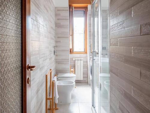 The Best Rent - Modern two bedroom apartment in Milan في ميلانو: حمام مع مرحاض ومغسلة