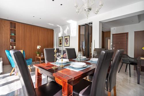 comedor con mesa de madera y sillas en Sia Mare City Center Apartment, Rhodes en Rodas