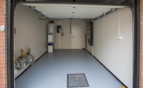 an empty hallway of a hospital room with a floor at Maison .’Eau Mer.’ in Middelkerke