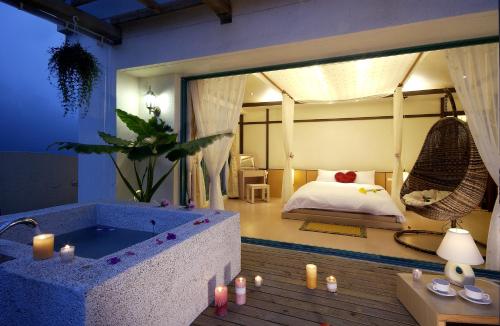 a room with a bath tub and a bed at Ying Yue Villa in Datong