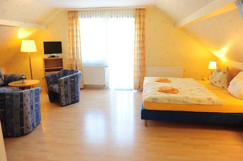 ein Schlafzimmer mit einem Bett und ein Wohnzimmer in der Unterkunft Gasthaus Jütte in Ebergötzen