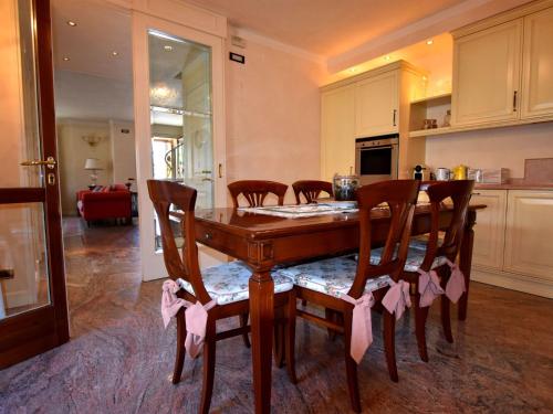 a dining room table with chairs and a kitchen at Belvilla by OYO Franciacorta in Villa Pedergnano