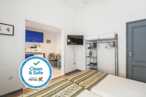 a room with a bed with a sign that says clean and safe at Apartamento Garden Avenue in Porto