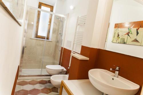 La salle de bains est pourvue d'un lavabo, de toilettes et d'une douche. dans l'établissement Loft viaveneto, à Volterra