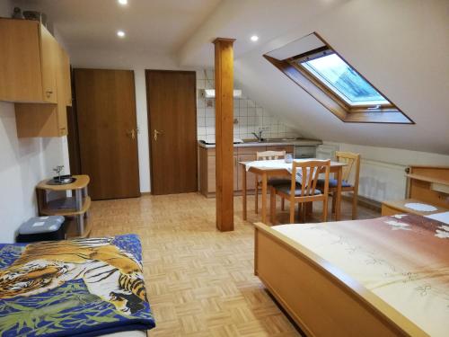 een kamer met een bed en een tafel met een raam bij Wein-und Gästehaus Alfons Bollig in Trittenheim