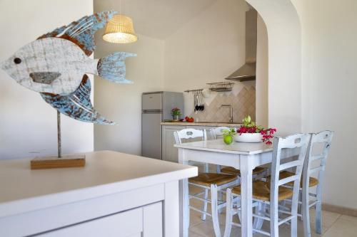 uma cozinha com uma mesa com um peixe na parede em Residence Capraggia em Cannigione
