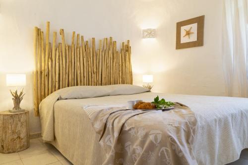 um quarto com uma cama com uma bandeja de comida em Residence Capraggia em Cannigione