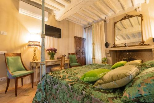 a bedroom with two beds and a mirror on the wall at Beccofino in Pienza