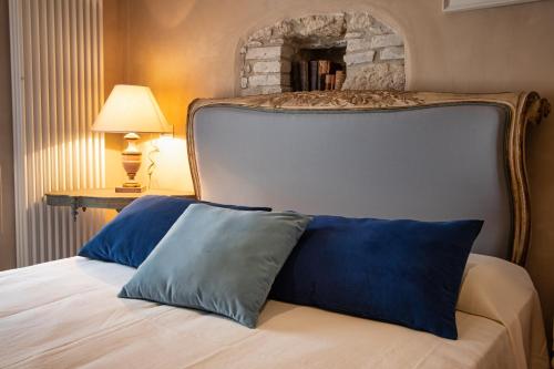 Una cama o camas en una habitación de Beccofino