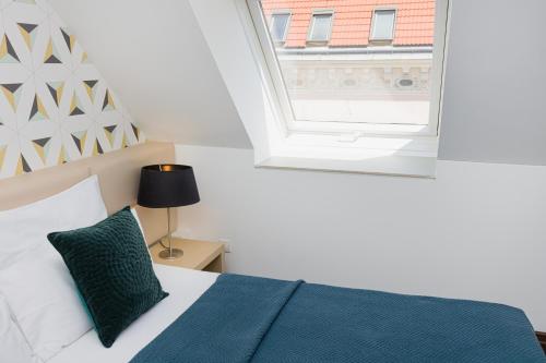 a bedroom with a bed and a window at RAFAEL KAISER - Premium Apartments - Contactless Check-In in Vienna