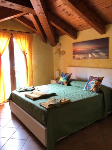 - une chambre avec un grand lit dans l'établissement B&B Fior di Loto, à Ceriale