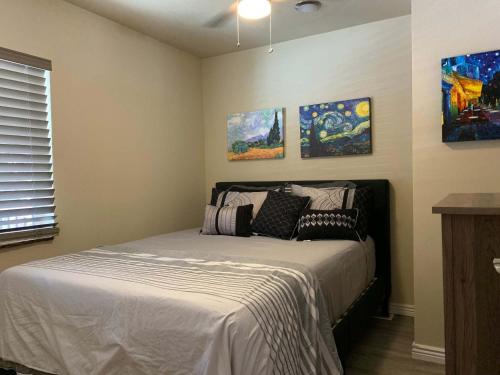 Katil atau katil-katil dalam bilik di Dillon Ave Homes