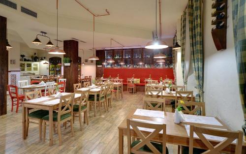 a dining room with wooden tables and chairs at Leśny Dwór Karpacz Piekarnia Mio Padre Restauracja Mamma Mia in Karpacz