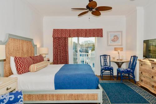Un pat sau paturi într-o cameră la Avenue Inn & Spa