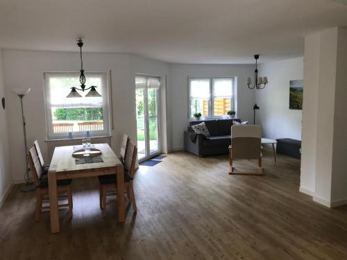 ein Wohnzimmer mit einem Tisch und einem Sofa in der Unterkunft Ferienhaus Moselglück - kostenlose ÖPNV-Nutzung inbegriffen in Bernkastel-Kues