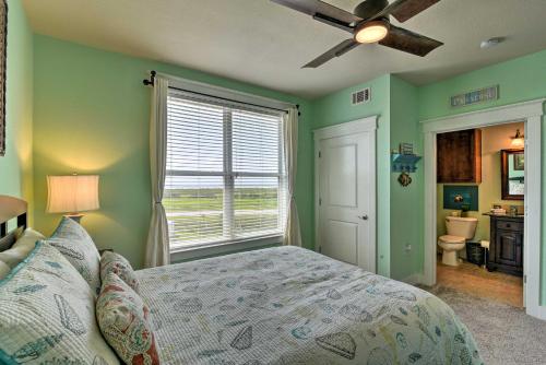 سرير أو أسرّة في غرفة في Pointe West Family Retreat Balcony and Ocean Views!
