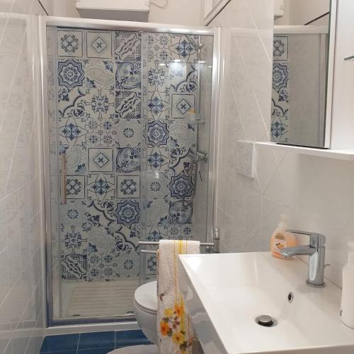 オルヴィエートにあるCharming Apartmentのバスルーム(シャワー、洗面台、トイレ付)
