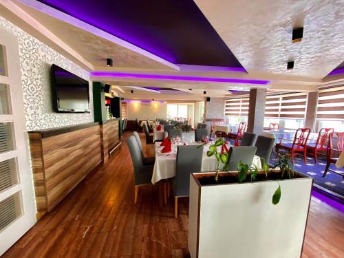 a restaurant with a dining room with tables and chairs at Motel Tiron in Kakanj