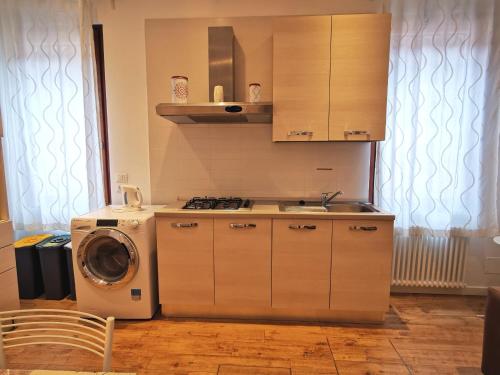 a kitchen with a washing machine and a washer at Ca' delle Furlane in Venice