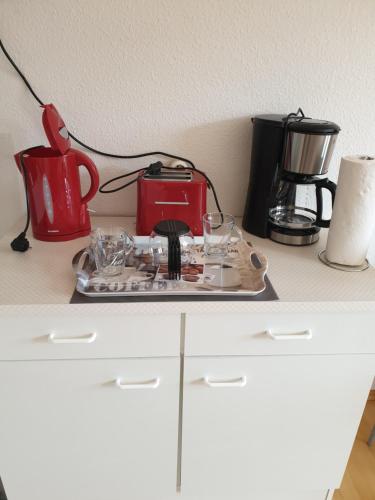 a counter top with a coffee maker and a tea pot at Altstadtperle in Emden