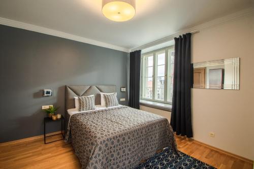 1 dormitorio con cama y ventana en Tallinn City Apartments Old Town Square, en Tallin