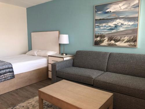 A bed or beds in a room at Esplanade Suites - A Sundance Vacations Property