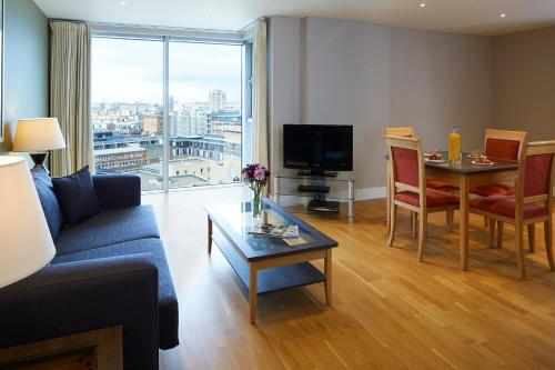 倫敦的住宿－馬林阿爾德蓋特塔橋公寓，客厅配有沙发和桌子