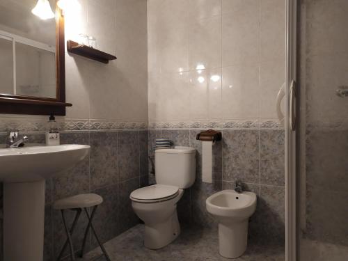 een badkamer met een toilet en een wastafel bij Turisme rural Can Genis in Peralada