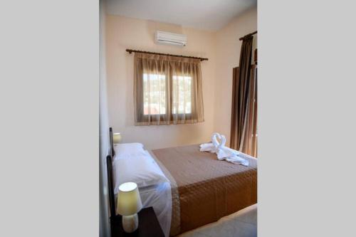 1 dormitorio con cama y ventana en Effies House en Kalymnos