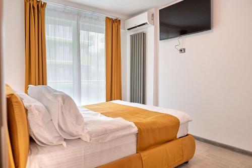 Ένα ή περισσότερα κρεβάτια σε δωμάτιο στο Opal Luxury Apartment 92 Spa n Pool Beach resort