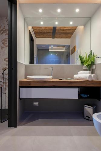 a bathroom with a sink and a mirror at Ca' Amae Portovener e in Portovenere