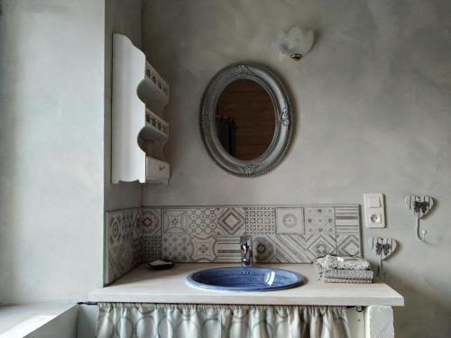 a bathroom with a sink and a mirror at Côté Chapelle in Coursegoules
