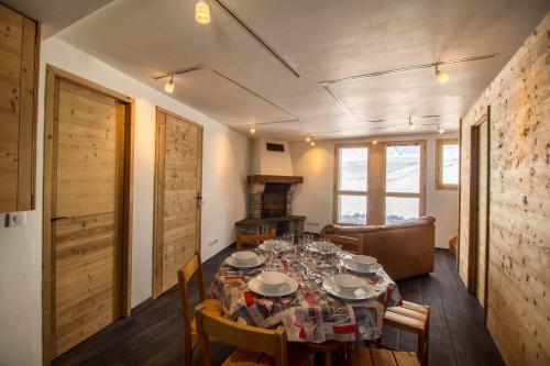 - une salle à manger avec une table et des verres à vin dans l'établissement 30 Praz Ski-in Ski-out Vallandry - Les Arcs - Paradiski, à Peisey-Nancroix