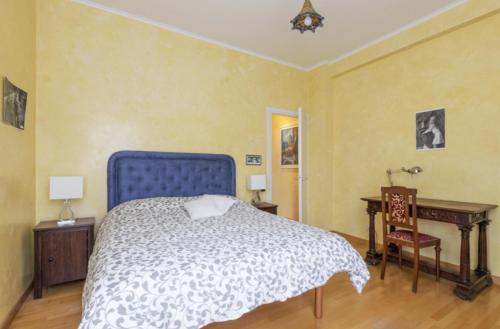 ローマにあるDomus Mariaeのベッドルーム1室(ベッド1台、デスク、椅子付)