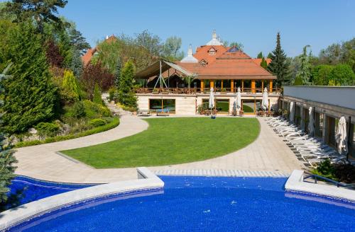The swimming pool at or close to Hotel Gottwald