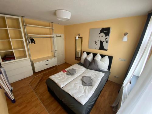 a bedroom with a bed in a room with a window at Apartment Ferienwohnung Blumenstadt in Erfurt