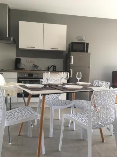 Gallery image of Les Jardins d'Oc - Wifi, Terrasse et Jardinet - Appart T2 neuf in Soual